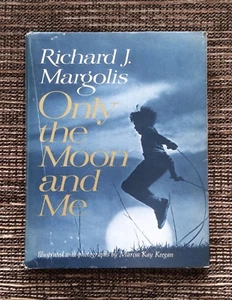 RARE SIGNED 1st Edition 1969 Only the Moon and Me by Robert J. Margolis VINTAGE - Picture 1 of 9