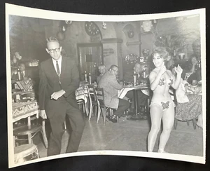 Hermosa joven bailarina del vientre (década de 1950) foto original vintage en blanco y negro - Imagen 1 de 1