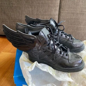 ¡¡Talla niños!! Adidas x Jeremy Scott Wings Triple Negro Q23669 US9.5K (No US9.5) EN MUY BUENA CONDICIÓN - Imagen 1 de 16