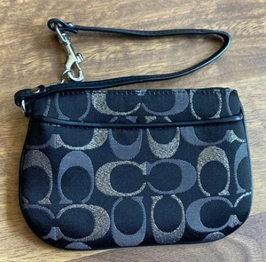 Mini bolso sin asas tipo billetera negra plateada con cremallera COACH Signature - Imagen 1 de 8