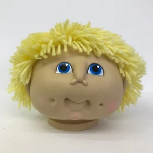 MN Thomas Garn Haare Puppe Kopf Junge gelb kurze Haare blaue Augen 4 Zoll Vintage 1984 - Bild 1 von 11