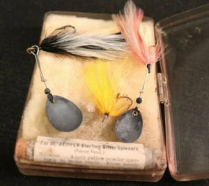 VINTAGE OL SKIPPER CHARMER STERLING SILVER  SPINNERS & LUCKY TAIL FLIES ORG CASE - Picture 1 of 4