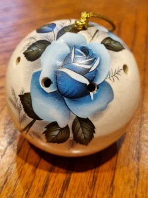 Vintage Potpourri Blue Rose Pattern On White 60x62 Approx - Image 1 of 4