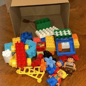 Lego Duplo lotto misto casuale 35 pezzi con 3 personaggi blocchi costruzione auto treno - Foto 1 di 3