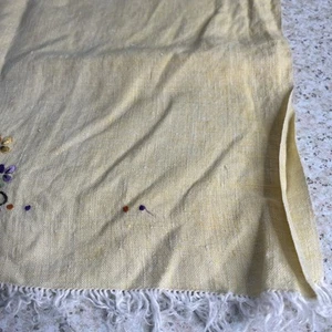 Vintage besticktes Leinen Hand Küche Geschirrtuch gelb MCM Korb mit Stiefmütterchen - Bild 1 von 8