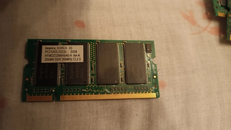 SODIMM 256MB RAM PC2-2100S DDR2 266MHZ  cl 2.5 HYNIX/NANYA LAPTOP MEMORY - Immagine 1 di 1