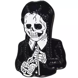 Skeleton Wednesday Addams Enamel Pin Badge Gothic TV Movie Retro Aussie Seller - Imagen 1 de 1
