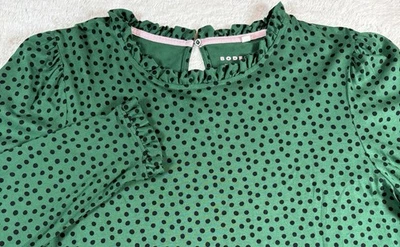 Top Boden Supersoft con detalle de volantes para mujer 16/18 verde con puntos negros *funciona pequeño Foto 1 de 4