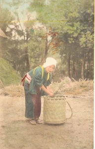 Handkolorierte RPPC Japanische Postkarte Frau mit Korb und Blumen - Bild 1 von 2