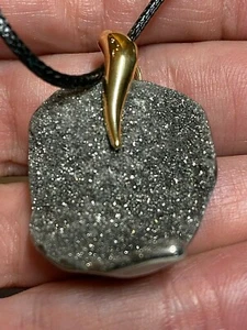 Aura Plata Cuarzo Cristal Piedras Preciosas Druso Collar Colgante Espécimen 556 - Imagen 1 de 8