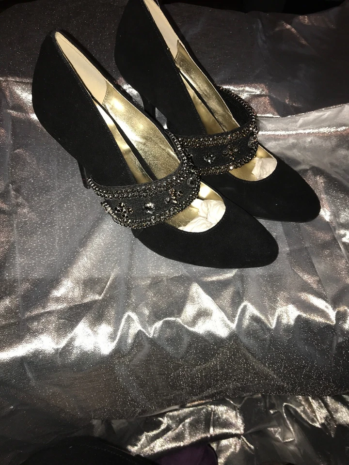 Zapatos de salón de noche elegantes de terciopelo con cuentas negras para mujer de MARK Foto 1 de 4