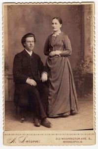 YOUNG COUPLE LACKS INTIMACY : MINNEAPOLIS, MINNESOTA : BY LARSON : CABINET CARD - Picture 1 of 3