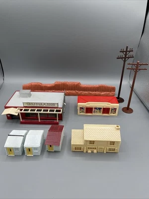 Lote de 13 casas, edifícios e acessórios de trem Marx  - Imagem 1 de 2