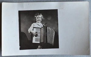 Süßes kleines Mädchen spielt ein Wurllitzer Akkordeon Vintage 1940er Schnappschuss Foto - Bild 1 von 3