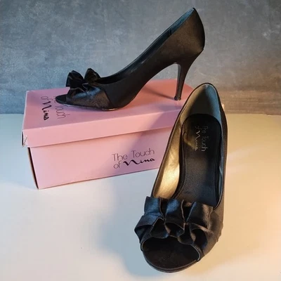 The Touch of Nina 女式 Fencel 黑色缎面高跟鞋 8.5 M 露趾荷叶边蝴蝶结 — 第 1/4 张图片