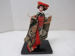 Japanische Geisha Puppe im traditionellen Blumenmuster Kimono mit Kasa Hut Vintage - Bild 1 von 7