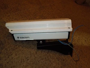 Videolarm Metal Outdoor Enclosure w/ Mount and Axis 210 Video Camera Inside - Picture 1 of 6