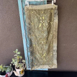 Tischläufer Perlen Blumen halbtransparent grün Organza Pailletten Stickerei 16x36 - Bild 1 von 6