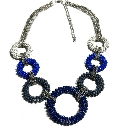 VETEMENTS Collana dichiarazione perle semi blu e bianchi e catene stratificate dischi aperti graduati