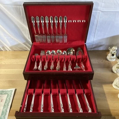 Juego de cubiertos Wm Rogers Moonlight / Royal Victorian plateados 71 piezas + estuche Foto 1 de 4