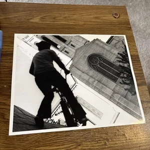 Foto de colección hombre en bicicleta frente a la iglesia alrededor de los años 70 - Imagen 1 de 2