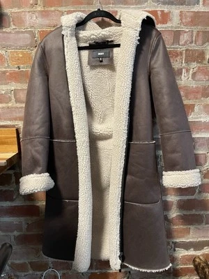 Gabardina larga con capucha manga larga de piel sintética de cuero marrón DKNY para mujer talla XS Foto 1 de 4