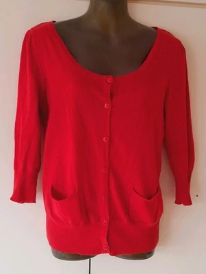 Precioso cárdigan de punto fino de algodón rojo (rosado). Evie 12 1ª Foto Color Verdadero. Foto 1 de 4