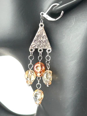 Candelabro de crânio âmbar brincos pendurados gota com caveiras de vidro e ganchos Leverback - Imagem 1 de 4