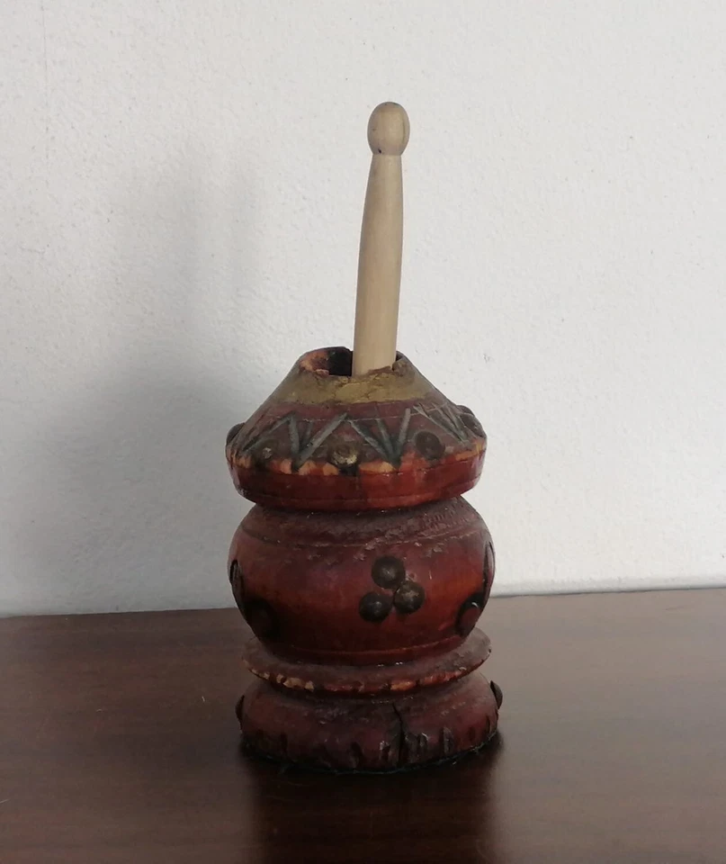 Molinillo de madera hecho a mano para moler café árabe, pequeño, una obra maestra casera Foto 1 de 4