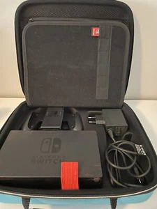 nintendo switch mit Super Mario Odyssey und eine Box zumitnehmen. - Bild 1 von 12