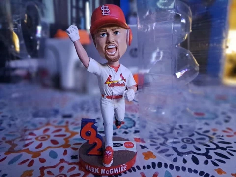 Mark McGwire 2018 St. Louis Cardinal 62nd Home Run Bobblehead SGA NIB Cover