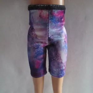 NEU! 2022 Barbie Space Discovery Stacie Puppe bunte Fahrradshorts Leggings - Bild 1 von 3