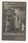 1900-1910 photo CDV ENFANT avec POUPÉE DE CLOWN TÊTE BISQUE sur plate-forme JOUET, allemand