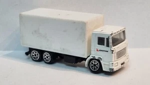 Realtoy 1:87 Scale White 1988 Nissan Diesel C Series truck with Qantas decals - Picture 1 of 2