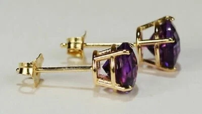Aretes solitarios de amatista redondos creados en laboratorio de 2 quilates de oro amarillo de 14 quilates Foto 1 de 4