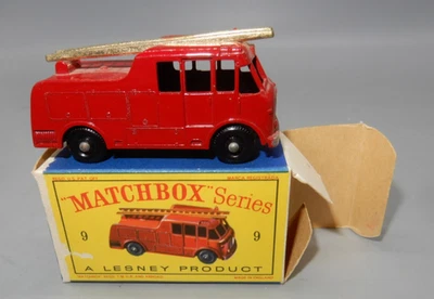 Vintage MATCHBOX No 9 FIRE TRUCK in original box (Q) - Image 1 of 4