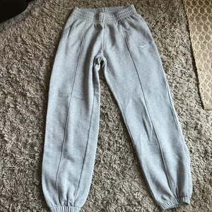 Nike Women’s Sportswear Essential Collection Fleece Sweatpants Grey Small - Picture 1 of 4