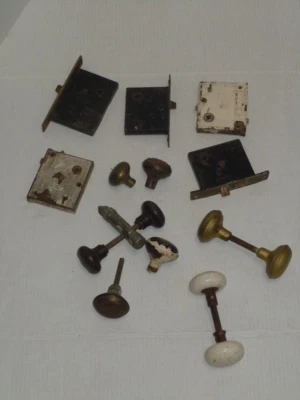 LOTE ANTIGUO VINTAGE DE CERRADURAS DE PUERTAS PERILLAS DE LATÓN LLAVES ESQUELETO GENIAL Foto 1 de 4