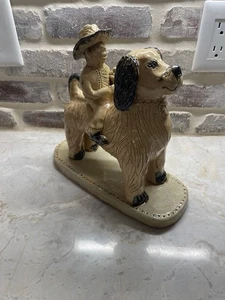 Arte popular de cerámica firmado por Billy Ray Hussey vaquero para montar perro - Imagen 1 de 8