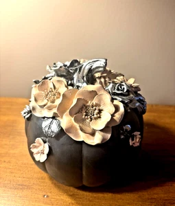 Schwarzer Kürbis rosa Rosen silber Blumen Figur Herbst Halloween Deko Neuheit - Bild 1 von 5