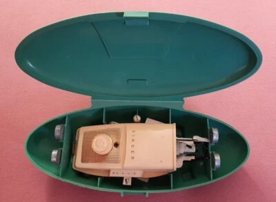 Porta-botões vintage Singer na caixa com alguns acessórios - Imagem 1 de 4
