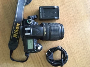 Nikon D90 zusammen mit dem Objektiv Nikon DX Nikkor AF-S 18-105mm f 3,5-5,6G ED - Bild 1 von 13