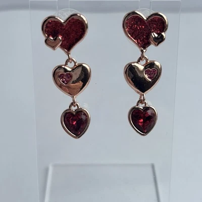 Pendientes colgantes KIRKS FOLLY triple corazón cristal rojo tono dorado Foto 1 de 4