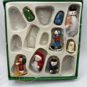 Set casuale vintage 8 pezzi miniature decorazioni popolari natalizie Babbo Natale schiaccianoci ecc - Foto 1 di 7