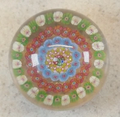De colección. Pisapapeles firmado Baccarat Millefiori flores rojo azul amarillo verde 2 3/4" Foto 1 de 4