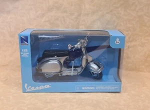 MODELLINO VESPA 1:12 VESPA P200 E ARGENTO NEW RAY cod.27929 - Foto 1 di 1