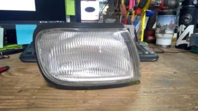 Оригинальный правый угловой/парковочный указатель поворота для Nissan Maxima 95-96 - Изображение 1 из 3