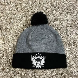 Oakland Las Vegas Raiders Pom Beanie Hat Mens Silver Black Mitchell & Ness - Picture 1 of 10