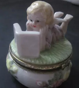 Caja de baratija con bisagras de ángel pequeña joyero querubín leer un libro de colección - Imagen 1 de 14