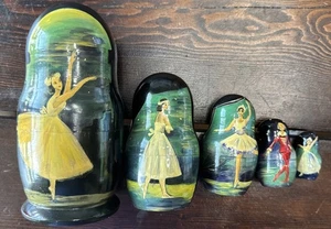 Bambole nidificanti matrioska vintage design ballerina firmate dall'artista 5 pezzi - Foto 1 di 7